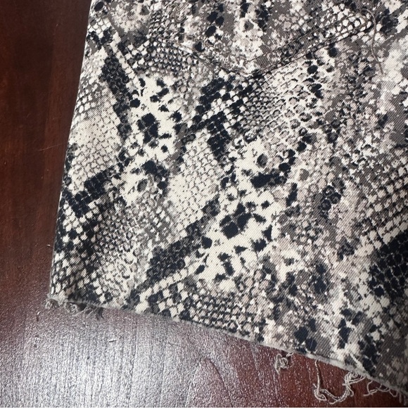 💙 Kut from the Kloth Gidget High Rise Snake Print Cut Off Shorts Women’s Size 0 - Picture 14 of 16
